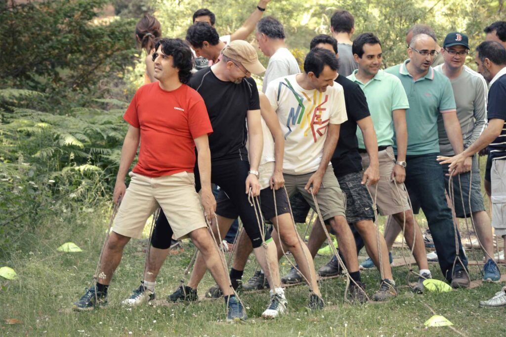 Equipo de personas de empresa desarrollando programa de Team Building para empresas en Amazonia Team Factory en Cercedilla.