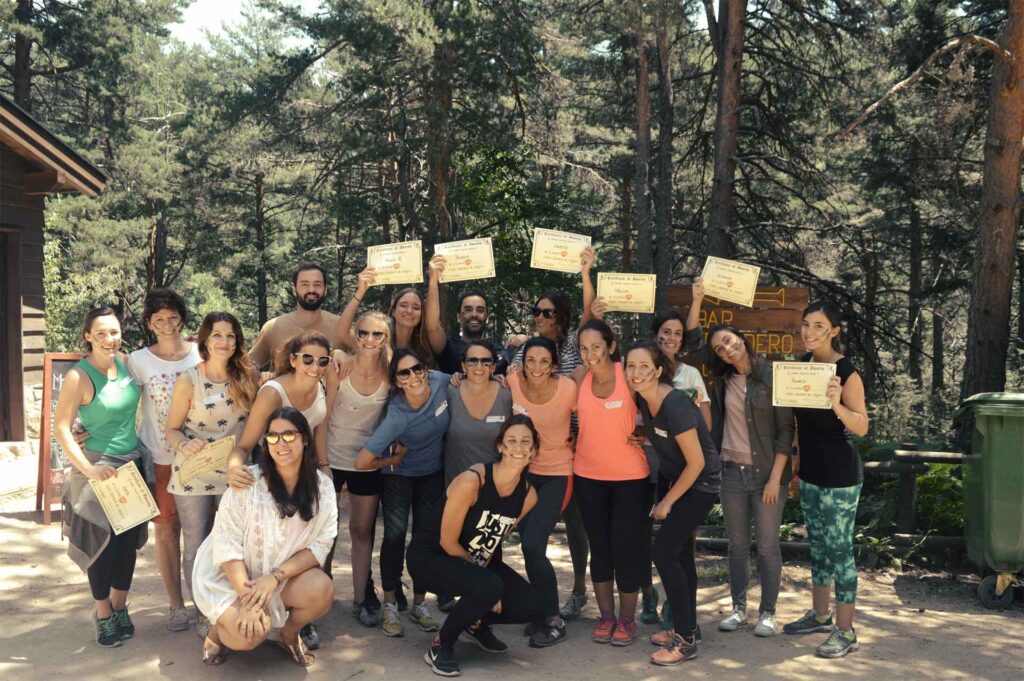 Grupo de empresa celebrando los logros conseguidos en actividades para mejorar la asertividad laboral en Amazonia Team Factory.