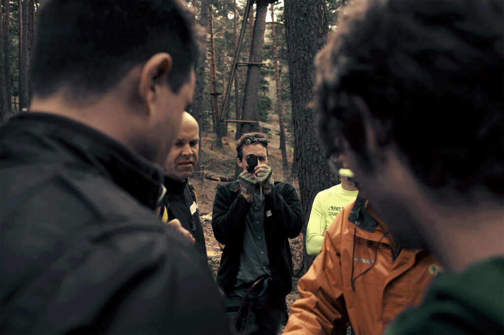 Equipo de personas en Amazonia Team Factory desarrollando programa de Team Building al aire libre sobre como desarrollar la creatividad empresarial.