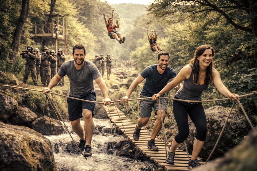 Equipo de personas desarrollando eventos multiaventura en Madrid.