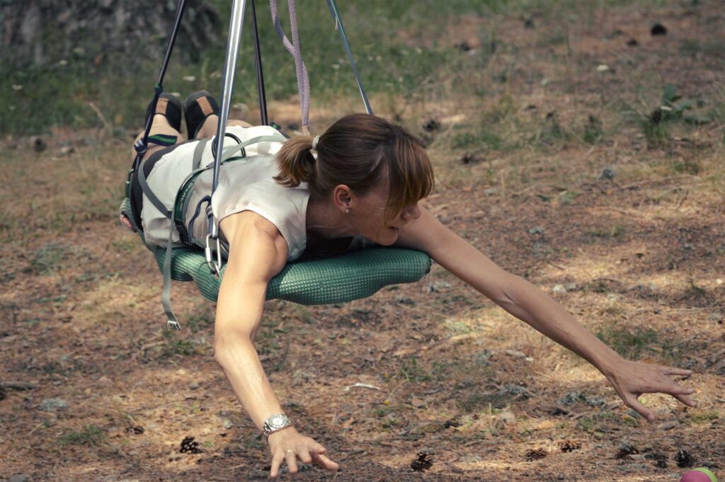 Miembro de equipo de empresa afrontando desafío en programa de team building y resiliencia, aprendiendo los hábitos clave de las personas resilientes.