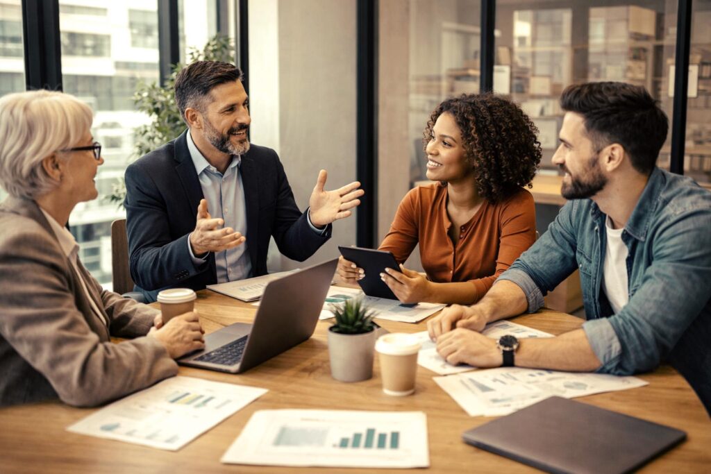 Grupo de personas en sesión en oficina de coaching de equipos.