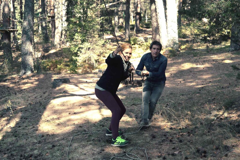 Miembros de equipo de empresa en programa de team building trabajando las características de las personas empáticas en Amazonia Team Factory.