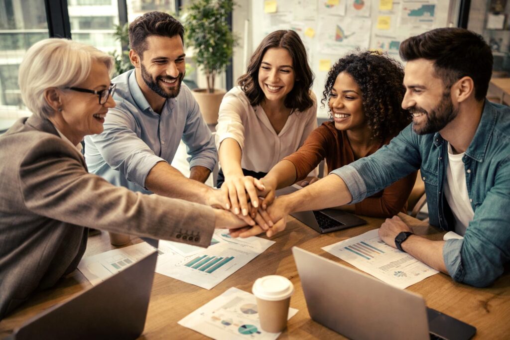 Personas de empresa mostrando que son un equipo cohesionado y comprometido.