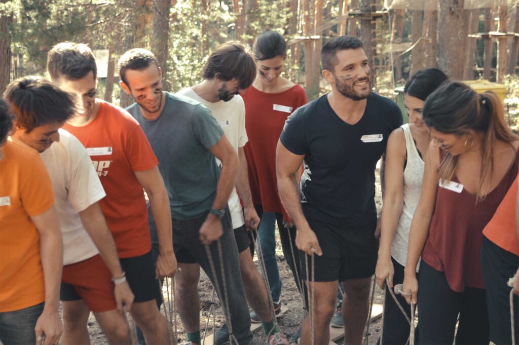 Equipo de empresa organizando desafío en programa sobre team building y los equipos cohesionados en Amazonia Team Factory.