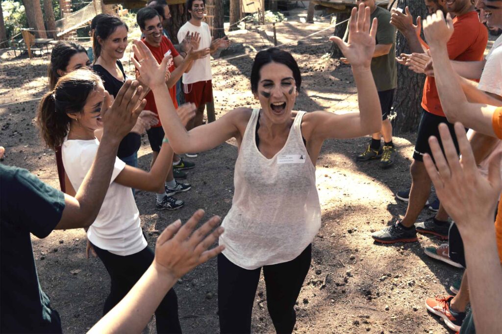 Grupo de personas de empresa clebrando los logros conseguidos en programa sobre los equipos cohesionados.