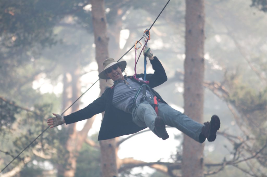 El líder resonante en actividad de tirolina que forma parte de programa de Team Building en Amazonia Team Factory