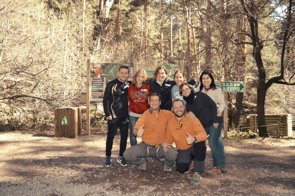 Equipo de personas de empresa en programa sobre inteligencia emocional.