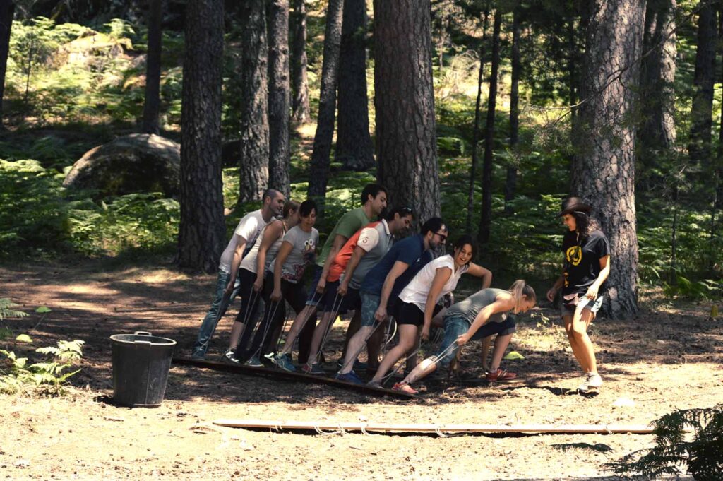 Personas de un equipo de empresa afrontando desafíos en Amazonia Team Factory sobre liderazgo emocional.