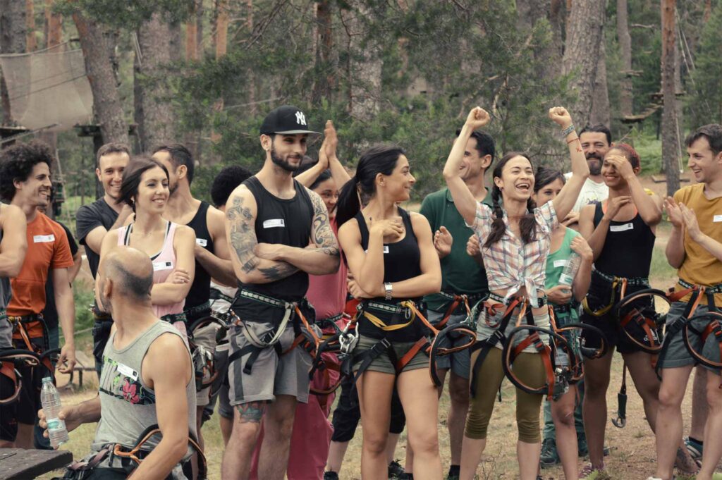 Equipo de personas de empresa afrontando desafíos en equipo en programa sobre el liderazgo emocional.