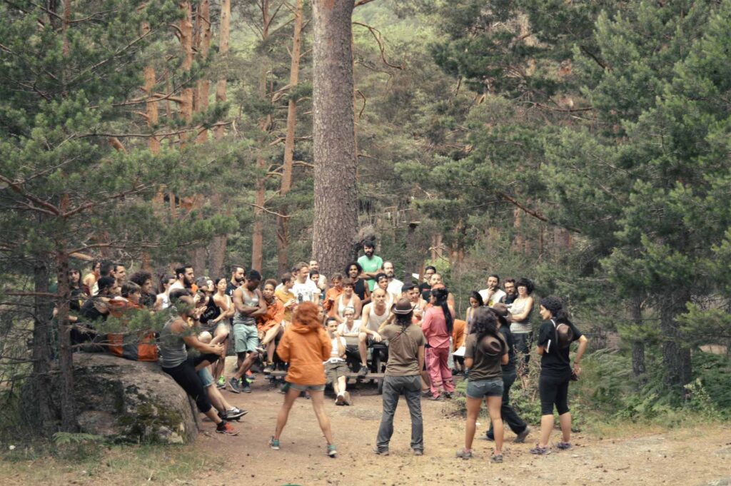 Grupo de empresa en actividad sobre el liderazgo emocional al aire libre y en naturaleza. Solo en Amazonia Team Building