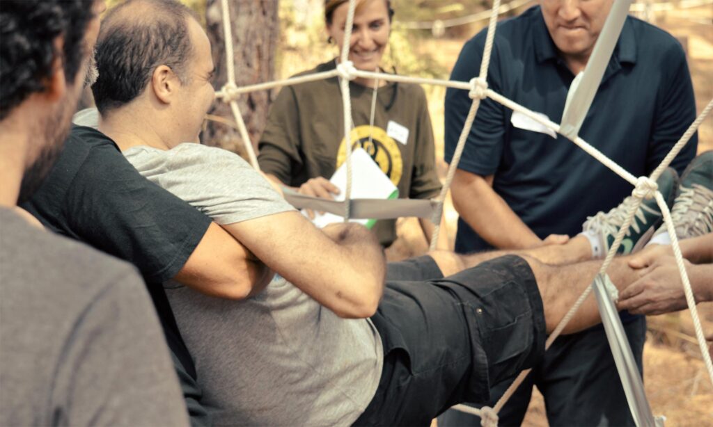 Equipo de trabajo en desafío en Amazonia Team Factory. Programa sobre liderazgo y resiliencia, donde aprenden las claves para ser un líder resiliente.