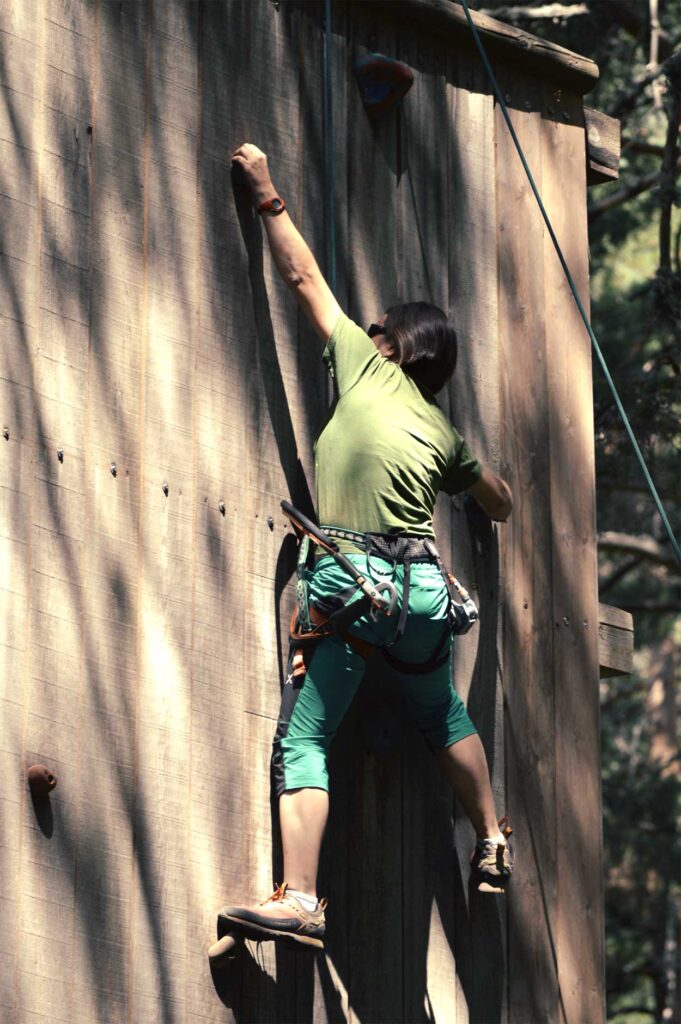 Miembro de equipo de trabajo afrontando desafío en programa sobre liderazgo y resiliencia, aprendiendo las características fundamentales del líder resiliente