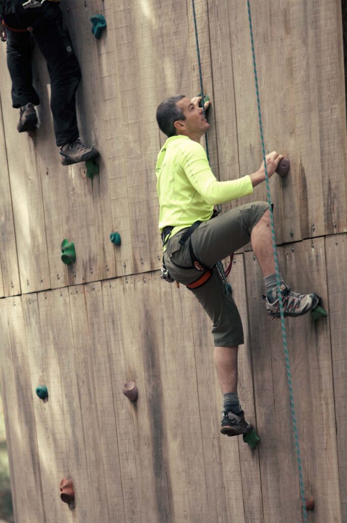 Líder de equipo de trabajo ejerciendo liderazgo y dando muestra de ser un buen líder.