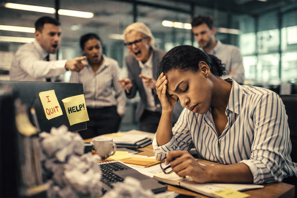 Personas de empresa trabajando en un ambiente laboral tóxico