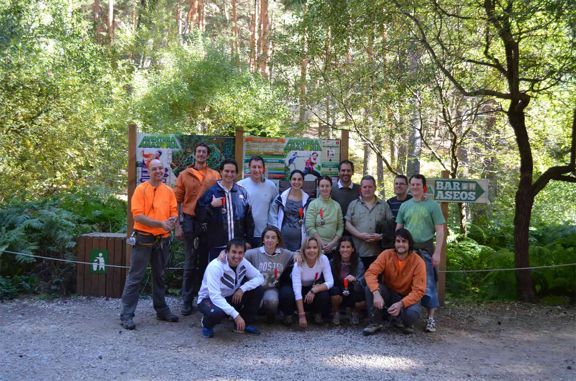 Equipo de trabajo en programa de Team Building para desarrollar proactividad en equipos de trabajo en Amazonia Team Factory
