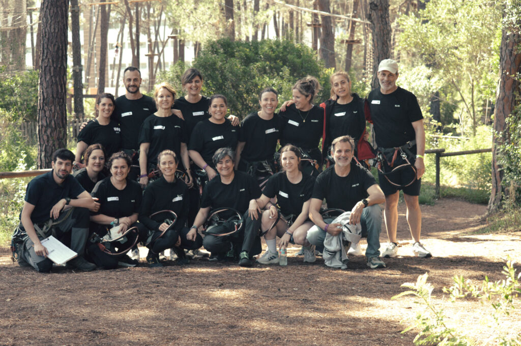 Equipo de trabajo de empresa en programa para desarrollar la proactividad en los equipos de trabajo.