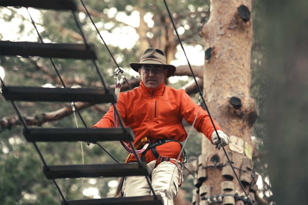 Participante en programa de Team Building derrivando las excusas para no triunfar en Amazonia Team Factory