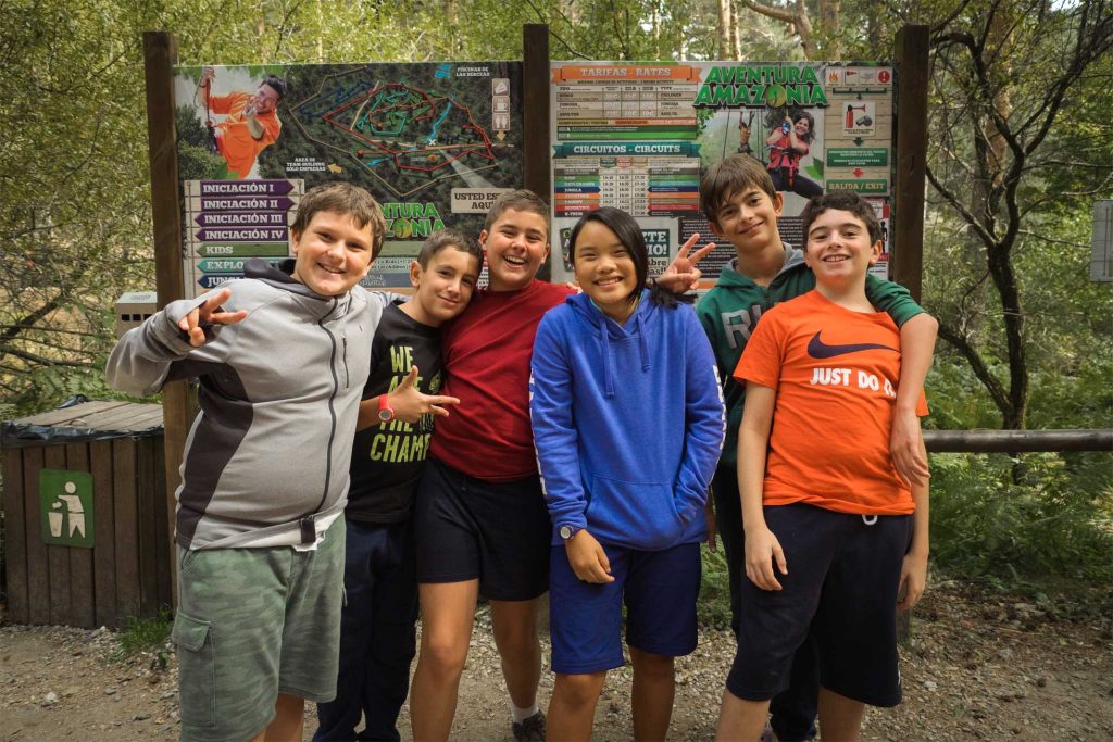 Team building para escolares. Adolescentes haciendo team building y aprendiendo valores de tolerancia, respeto y diversidad