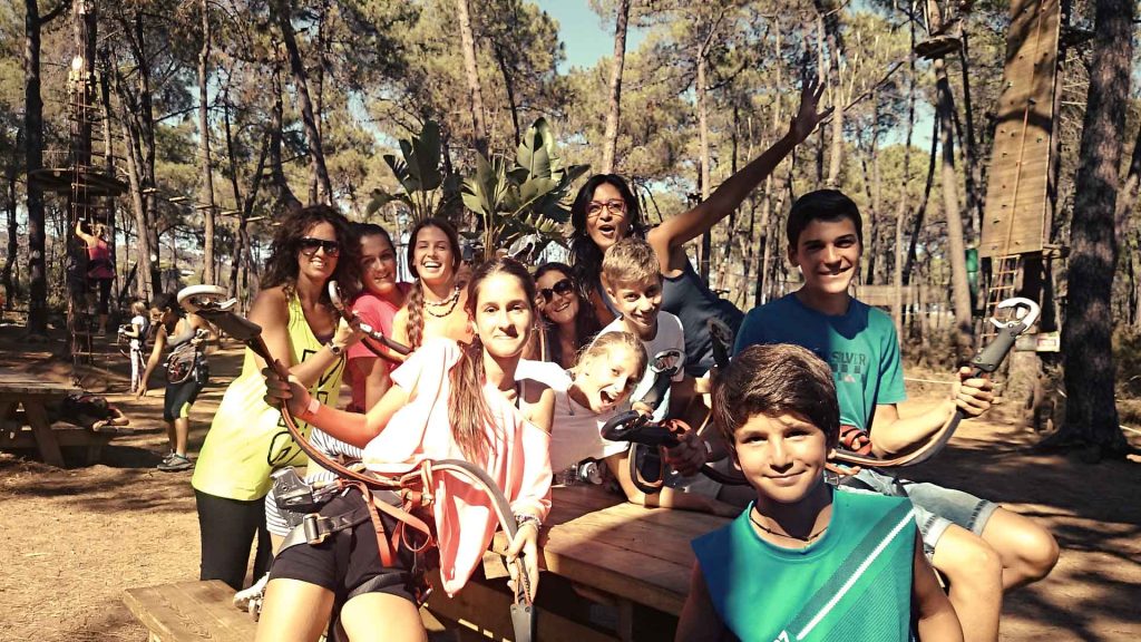 Grupo de Team Building para escolares trabajando la cohesión de equipo y la convivencia en Amazonia Team Factory