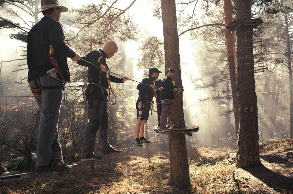 Equipo de trabajo afrontando desafío en actividades de Team Building para optimizar el rendimiento laboral en Amazonia Team Factory