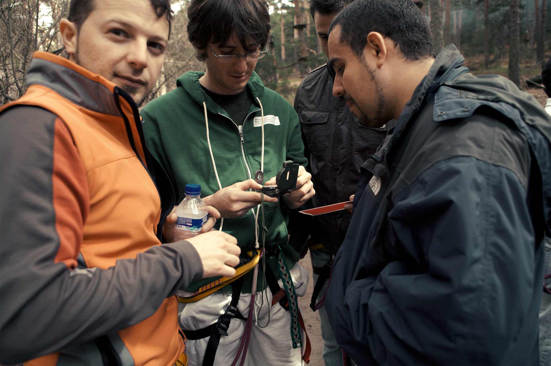 Grupo de personas en actividad de Team Building para optimizar el rendimiento laboral en Amazonia Team Factory