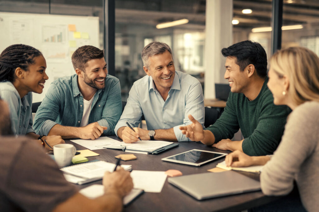 Equipo de personas desarrollando estrategias de inteligencia emocional en la comunicación abierta.
