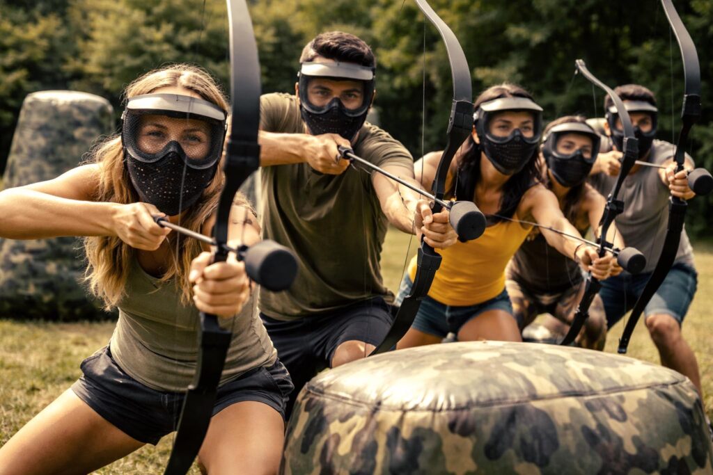 Grupo de personas haciendo actividades de Team Building de archery tag.