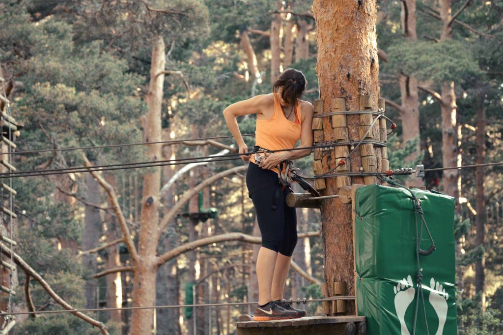 Miembro de un equipo de trabajo en programa outdoor para implementar Team Building en Amazonia Team Factory