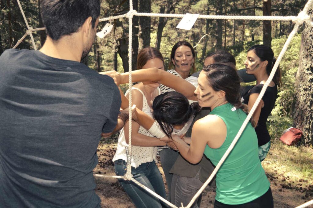 Equipo de personas de empresa desarrollando actividades de Team Building y liderazgo. El programa en naturaleza consiste en potenciar las cualidades del líder en Amazonia Team Factory.