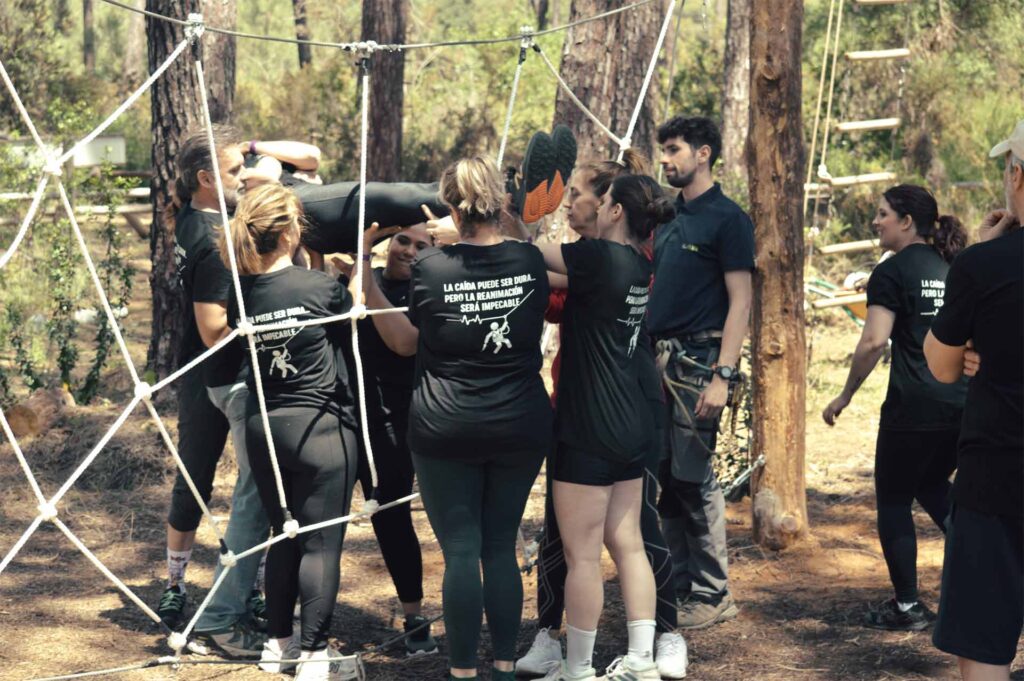 Equipo de trabajo de empresa desarrollando actividades en un programa para implementar team building.