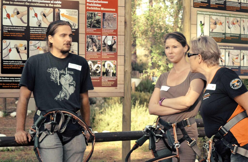 Grupo de personas de un equipo de empresa desarrollando la comunicación asertiva en Amazonia Team Factory