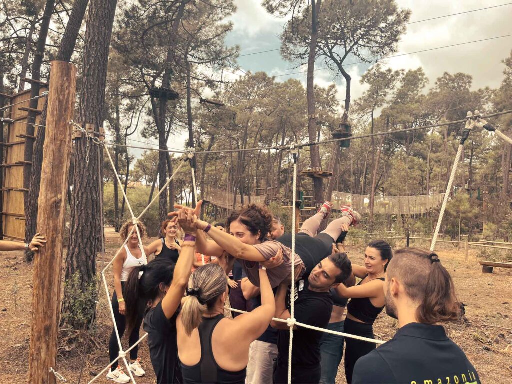 Grupo de personas en actividades para desarrollar Team Building en un empresa.