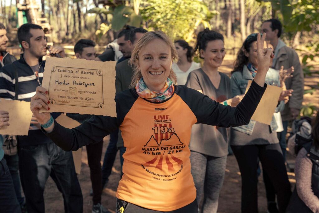 Equipo de empresa celebrando los logros conseguidos en programa de coaching y team building para crear equipo en Amazonia Team Factory.