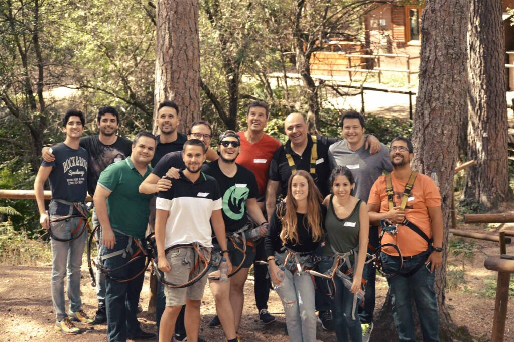 Grupo de personas en programa de motivación laboral y Team Building en Amazonia Team Factory.