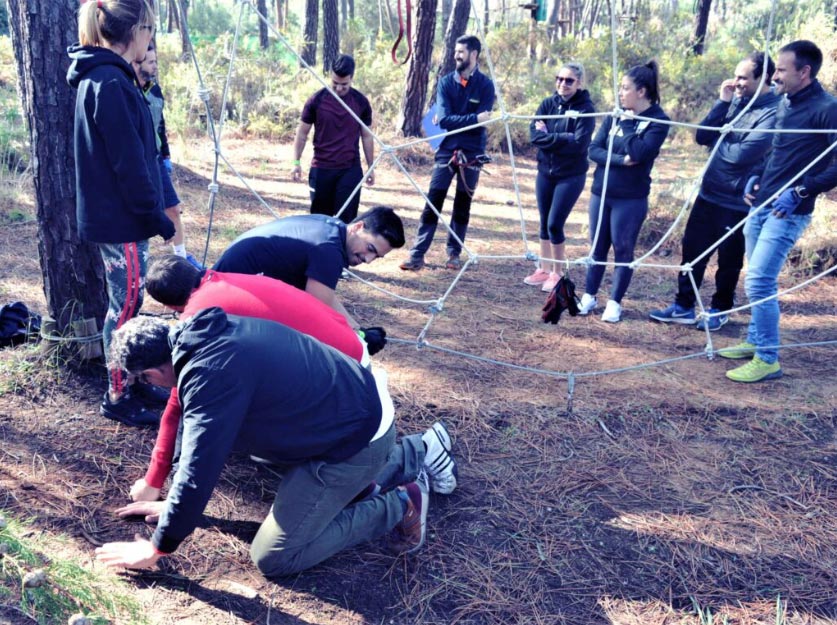 Grupo de trabajo de una empresa en actividades en Amazonia Team Factory para el alto rendimiento profesional y para el talento