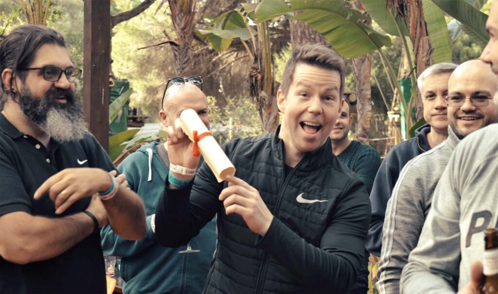 Equipo de trabajo celebrando logros conseguidos en programa de team building y motivación laboral en Amazonia Team Factory.