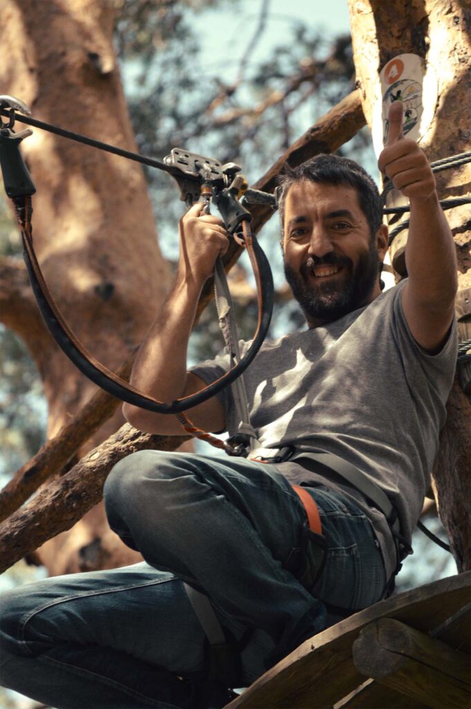 Miembro de equipo en los árboles afrontando desafío en programa de Team Building y motivación laboral en Amazonia Team Factory.