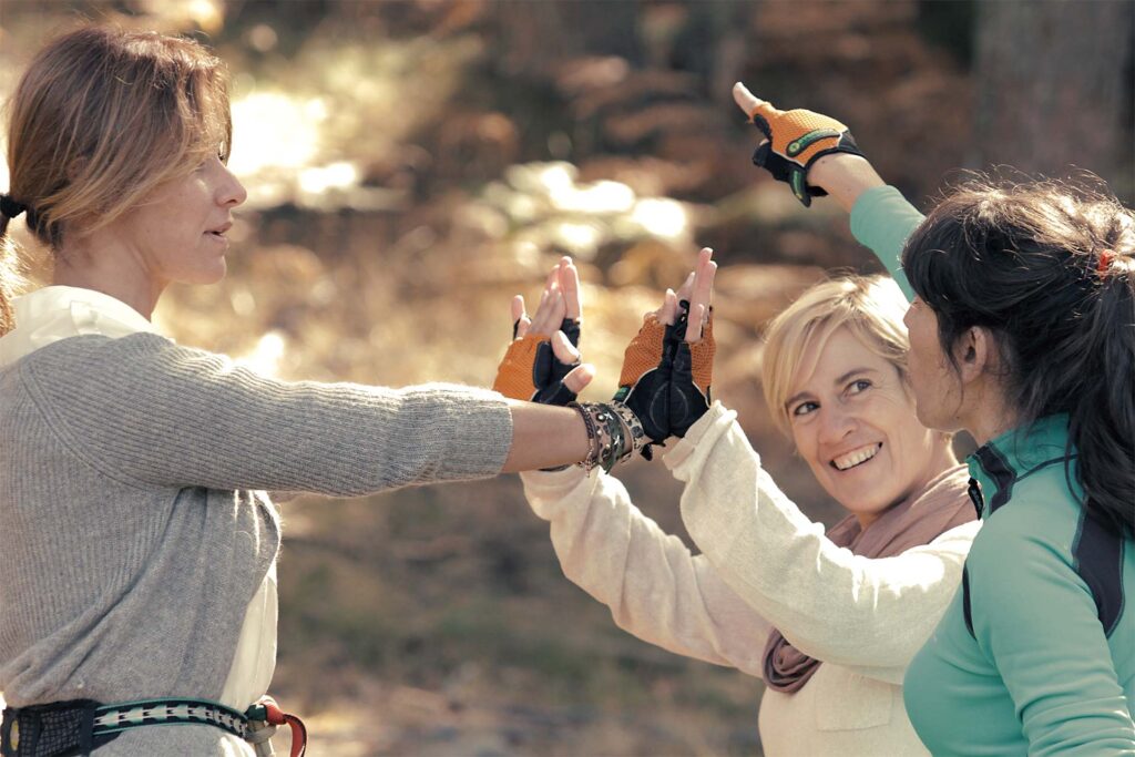 Equipo de personas en Amazonia Team Factory, desarrollando actividades de Team Building para fomentar el espíritu de equipo.