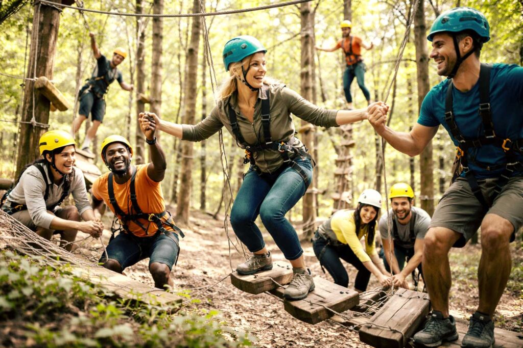 Grupo de personas desarrollando actividades de team building high y low ropes, en programa para fomentar el espíritu de equipo.