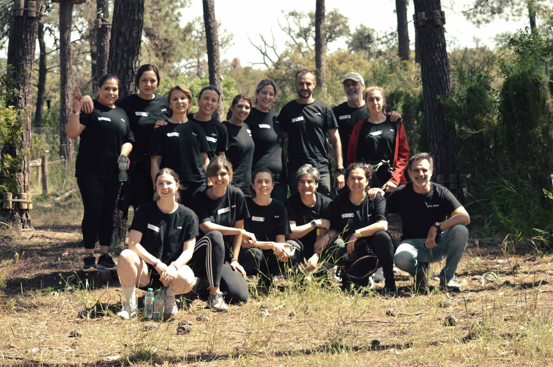 Grupo de personas en programa sobre gestión emocional y team building en Amazonia Team Factory
