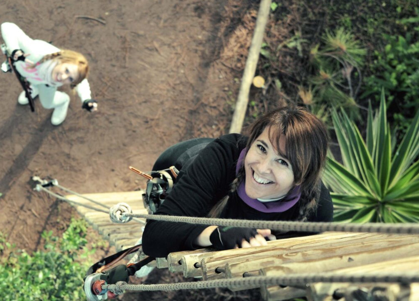 Participantes en actividades en Amazonia Team Factory en programa de Team Building sobre la gestión emocional