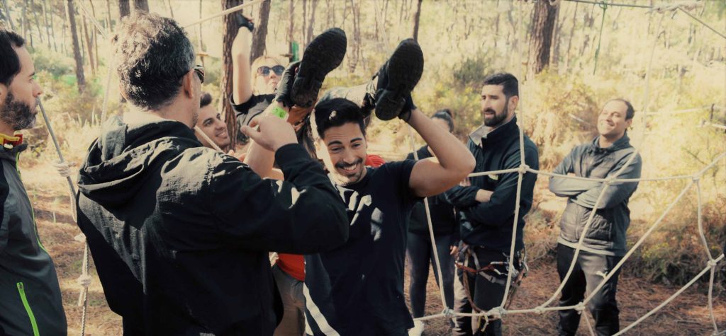 Equipo de empresa en actividad de Team Building en Amazonia Team Factory sobre mejorar la comunicación y el trabajo en equipo