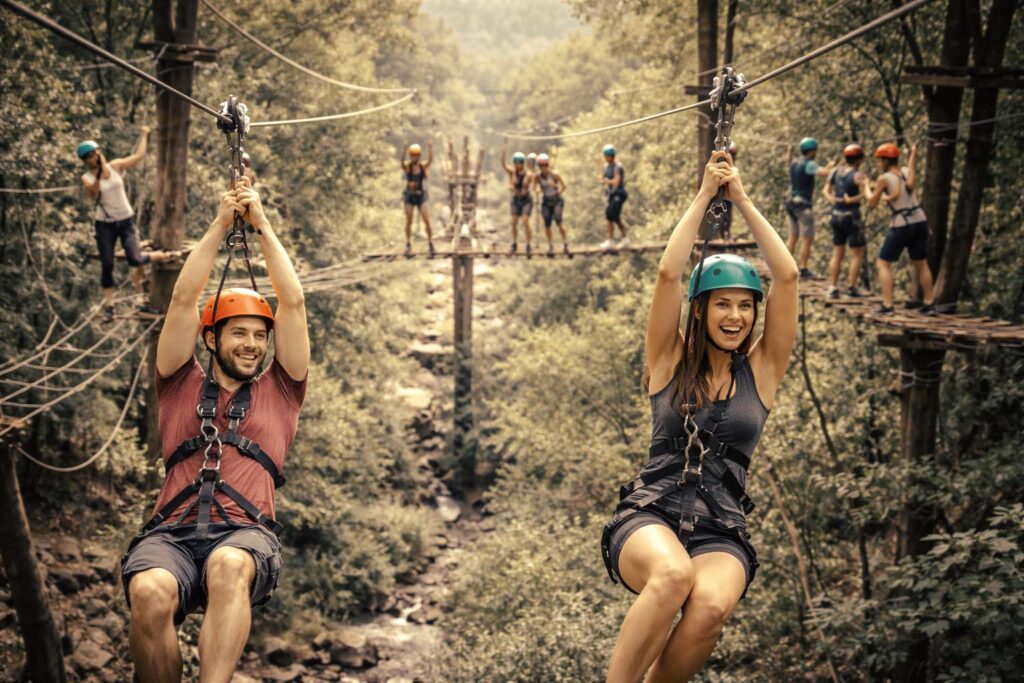 Grupo de personas en evento al aire libre desarrollando un evento multiaventura.