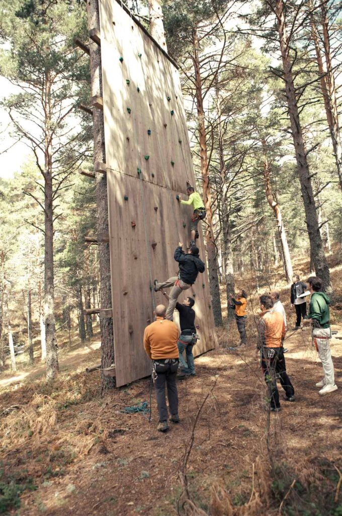 Equipo de personas de empresa en evento multiaventura y en naturaleza en Amazonia Team Factory.