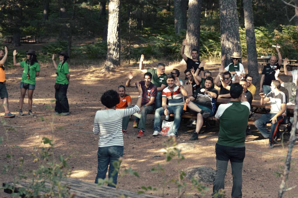 Equipo de trabajo de empresa en programa de team building y liderazgo, aprendiendo a ser un líder transformacional en Amazonia Team Factory.