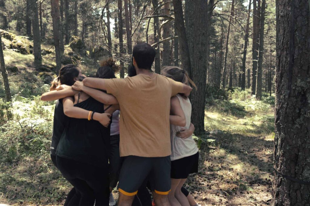 Equipo de empresa celebrando logros en un programa de Team Building al aire libre sobre asertividad laboral en Amazonia Team Factory