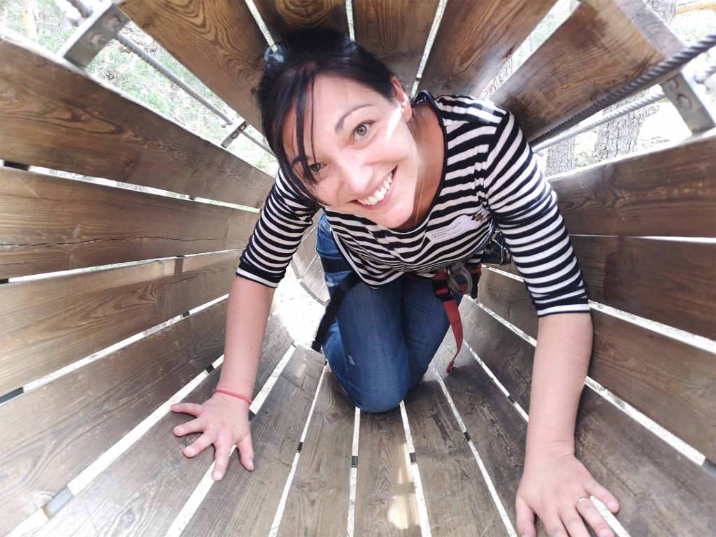 Participante en actividad de empresa en Amazonia Team Factory sobre los beneficios del humor en el trabajo