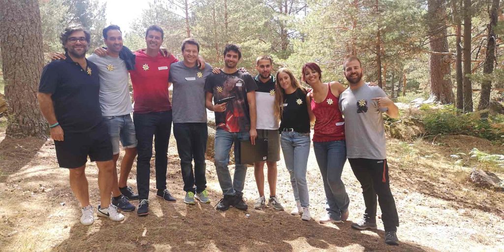 Equipo de trabajo de empresa aprendiendo en Amazonia Team Factory los beneficios del humor en el trabajo, que estimulan la creatividad y el trabajo en equipo