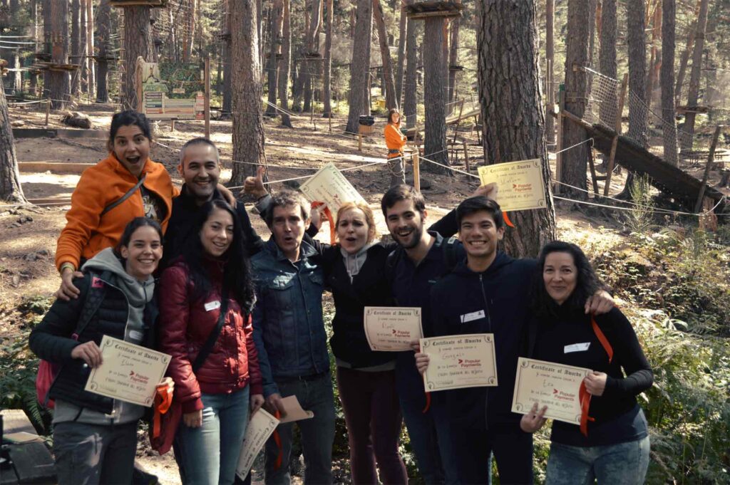 Grupo de personas celebrando los logros tras hacer programa de team building y empatía, para convertirse en personas empáticas.